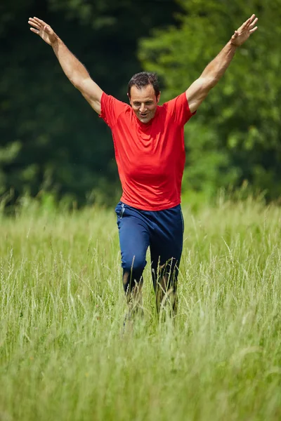 Koşu ve atlama adam — Stok fotoğraf