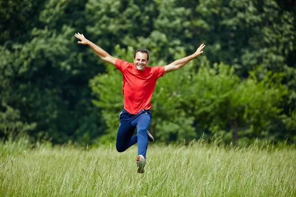 Homem correndo e pulando — Fotografia de Stock