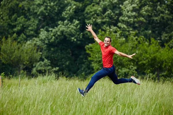 Man jogga och hoppa — Stockfoto