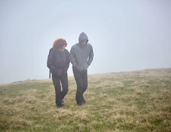 Aile yürüyüşçü dağlarda