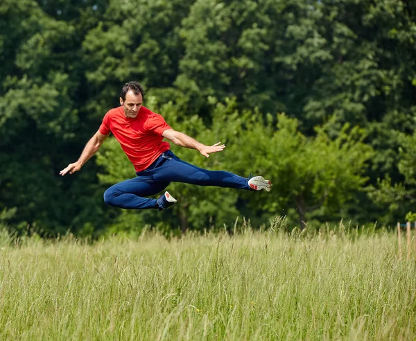 Vechter uitvoeren van laterale kick — Stockfoto