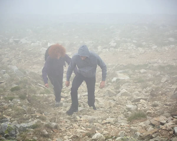 Família de caminhantes nas montanhas — Fotografia de Stock