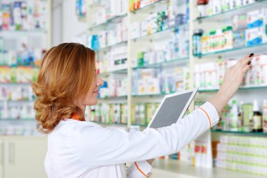 Eczacı tıp onun stok kontrol 