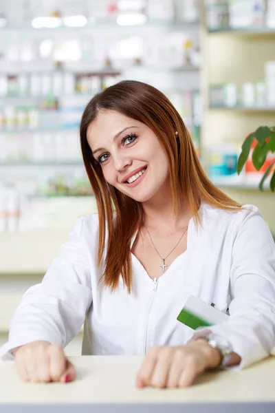 Young pharmacist lady at desk — Stock Photo, Image