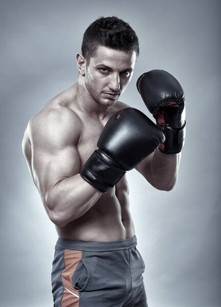 Молодой боксер в перчатках
 