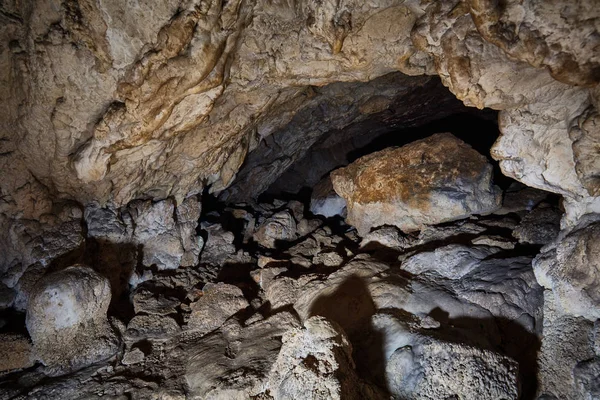 Grotta in una montagna calcarea — Foto Stock