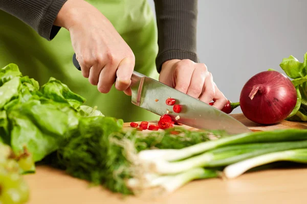 Kvinna händerna hugga grönsaker — Stockfoto