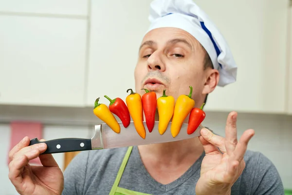 Σεφ με πιπεριές στο μαχαίρι — Φωτογραφία Αρχείου