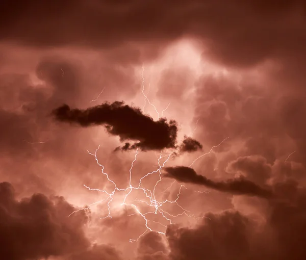 Bliksem doorhalen van wolken — Stockfoto