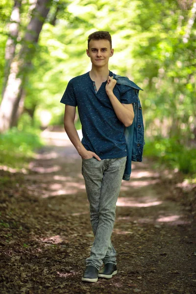 Adolescent garçon dans l 'parc — Photo