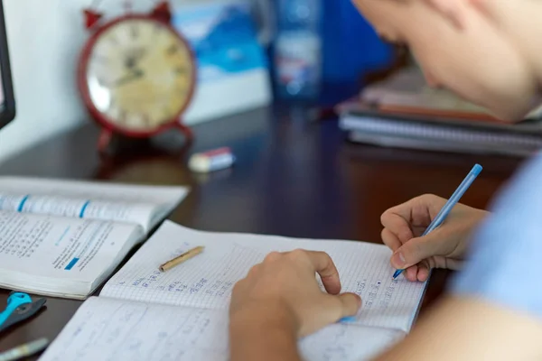 Garçon faire des devoirs — Photo