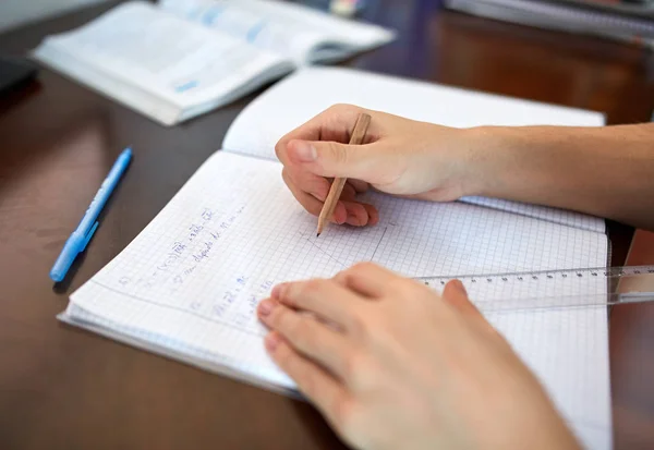 Jongen doet huiswerk — Stockfoto