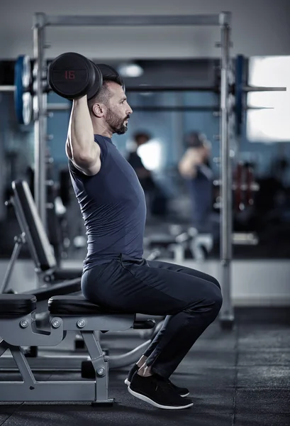 Homem fazendo exercício no ombro — Fotografia de Stock