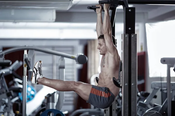 Hombre atlético haciendo abdominales crujidos — Foto de Stock