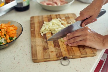 Kadının doğrama sebze eller