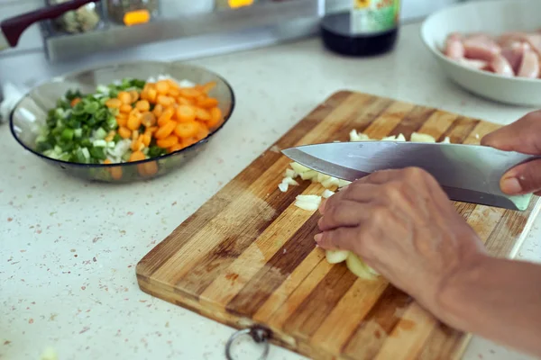 Las manos de la mujer cortar verduras — Foto de Stock