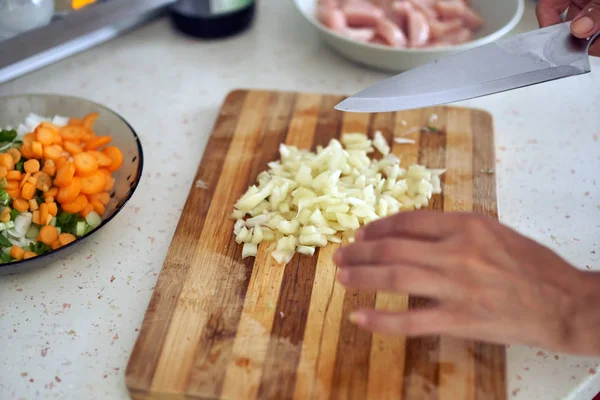 Woman's hands chopping vegetables — Stock Photo, Image