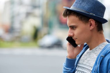 Genç adam cep telefonunuzun konuşma