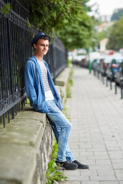 Kentsel ortamda genç çocuk