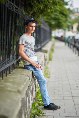 Kentsel ortamda genç çocuk