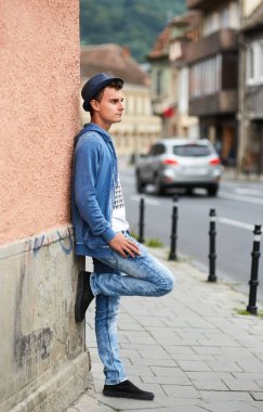 Kentsel ortamda genç çocuk