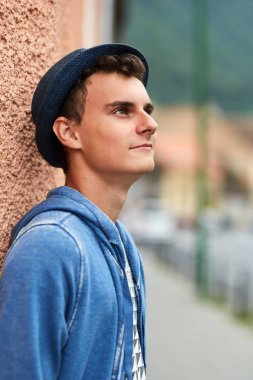 Kentsel ortamda genç çocuk