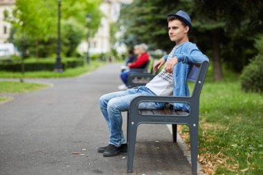 Kentsel ortamda genç çocuk