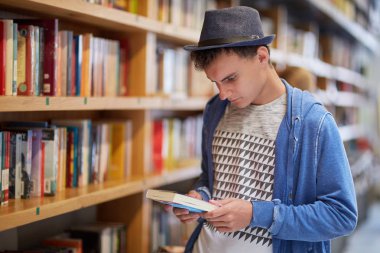 Öğrenci kitap seçiyor