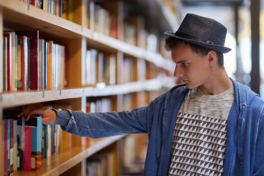 Öğrenci kitap seçiyor