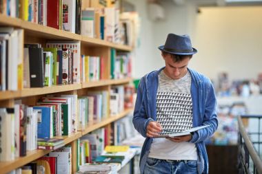 Öğrenci kitap seçiyor