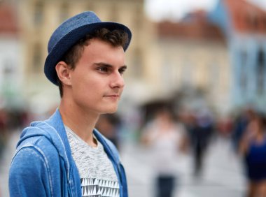 Kentsel ortamda genç çocuk