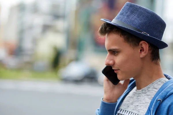 Young man speaking on cellphone — Stock Photo, Image