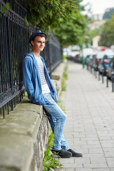 Kentsel ortamda genç çocuk