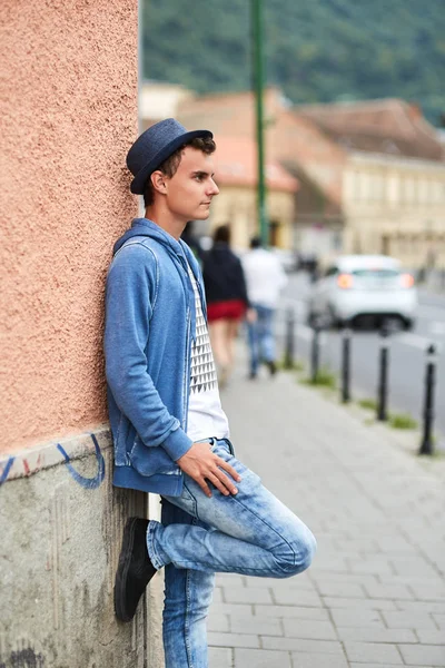 Kentsel ortamda genç çocuk