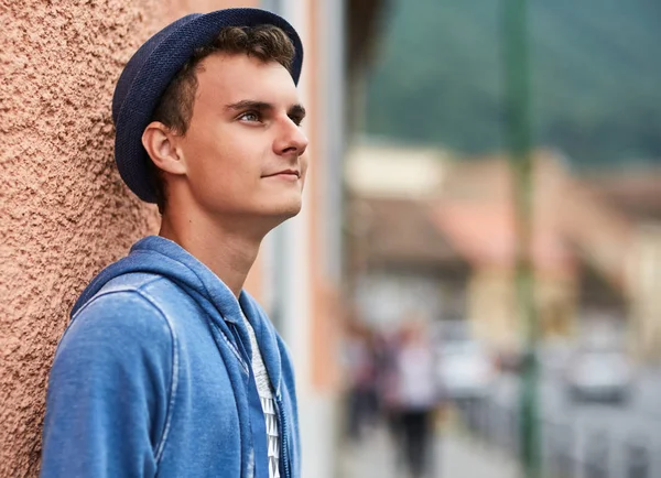 Young boy in urban environment — Stock Photo, Image