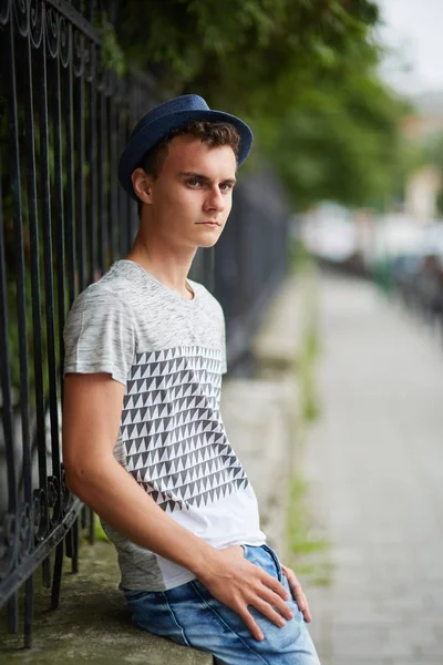 Kentsel ortamda genç çocuk