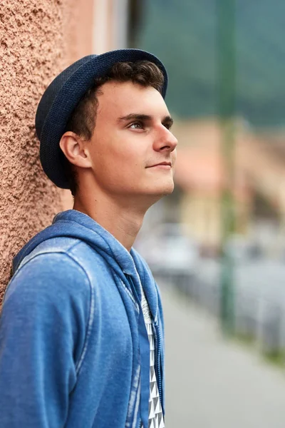 Kentsel ortamda genç çocuk