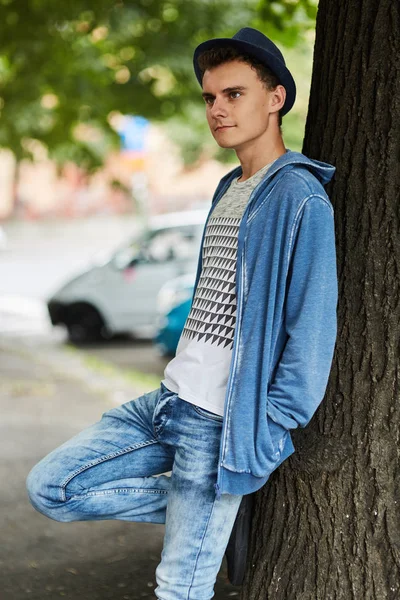 Молодой мальчик в городской среде — стоковое фото