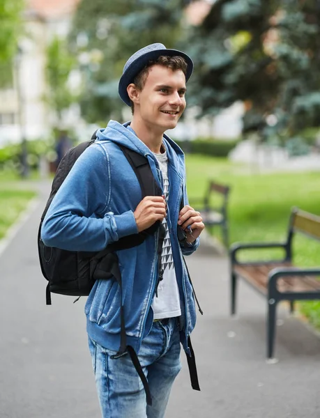 Kentsel ortamda genç çocuk