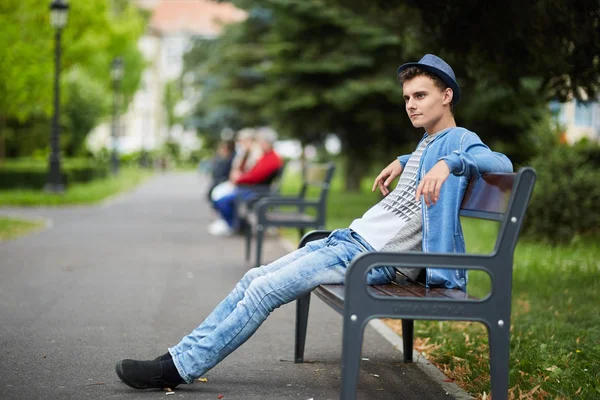 Kentsel ortamda genç çocuk