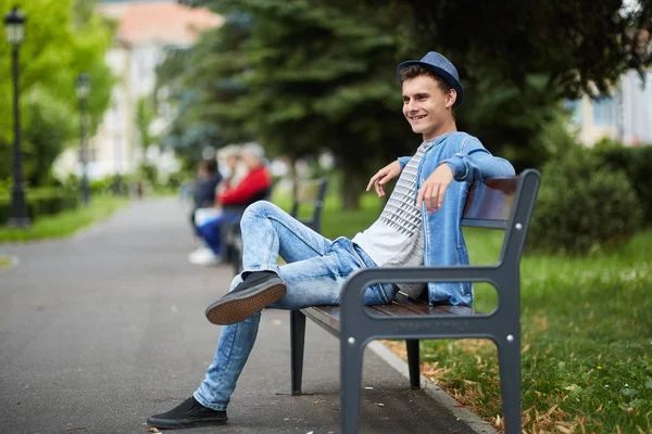 Jonge jongen in stedelijke omgeving — Stockfoto