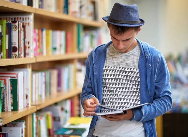 Estudante escolhendo um livro — Fotografia de Stock