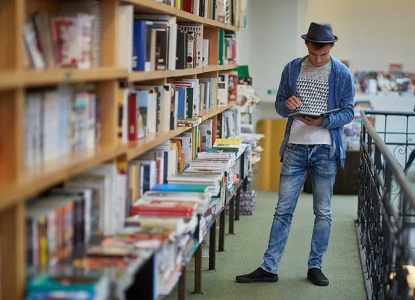 Étudiant choisissant un livre — Photo