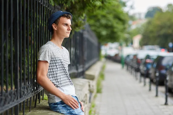 Young boy in urban environment — Stock Photo, Image