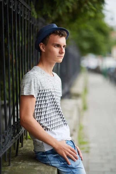 Jonge jongen in stedelijke omgeving — Stockfoto