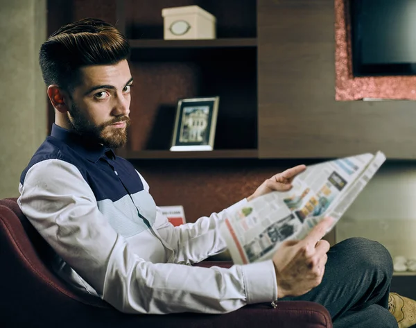 Junger Mann liest Zeitung — Stockfoto