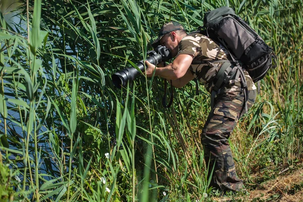 Fotograf divoké přírody s batohem — Stock fotografie