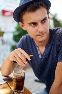 Genç çocuk içme coke 