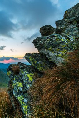 Dağ taş gün batımında