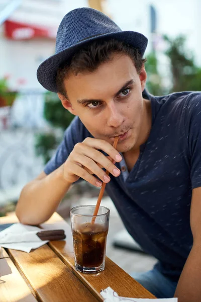 Jovem menino bebendo coca — Fotografia de Stock